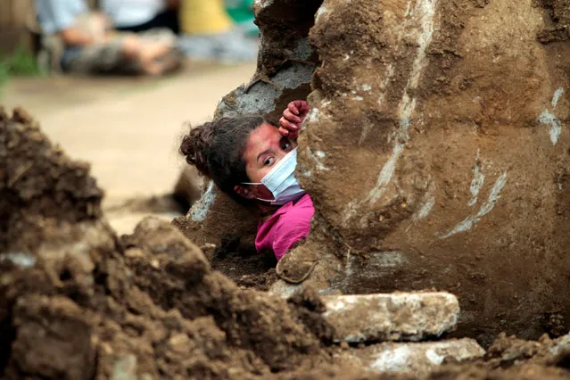 A participant playing the role of a victim shouts for help during a national multi-hazard drill organized by the National System for Prevention, Mitigation and Attention to Disasters (SINAPRED), in the 30 de Mayo neighborhood in Managua, Nicaragua, September 26, 2016. (Photo by Oswaldo Rivas/Reuters)