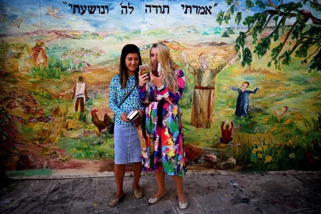 Orthodox Jewish women take a selfie in Jerusalem's Mea Shearim neighbourhood, October 13, 2016. (Photo by Amir Cohen/Reuters)