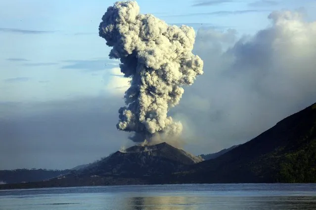 Smoke and ash fills the air as Mount Tavurvur erupts in Rabaul in eastern Papua New Guinea on August 30, 2014. A volcano which has erupted in Papua New Guinea was on August 30 spewing fragments from its crater and rumbling loudly, but its activity appeared to be subsiding, a seismologist said. Mount Tavurvur, which destroyed the town of Rabaul when it erupted simultaneously with nearby Mount Vulcan in 1994, came to life again early Friday, with rocks and ash erupting from its centre. (Photo by Ness Kerton/AFP Photo)