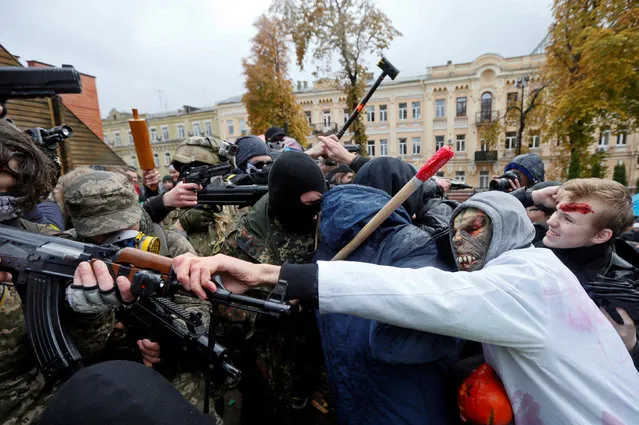 Participants take part in a Zombie Walk parade during Halloween celebrations in Kiev, Ukraine October 30, 2016. (Photo by Valentyn Ogirenko/Reuters)