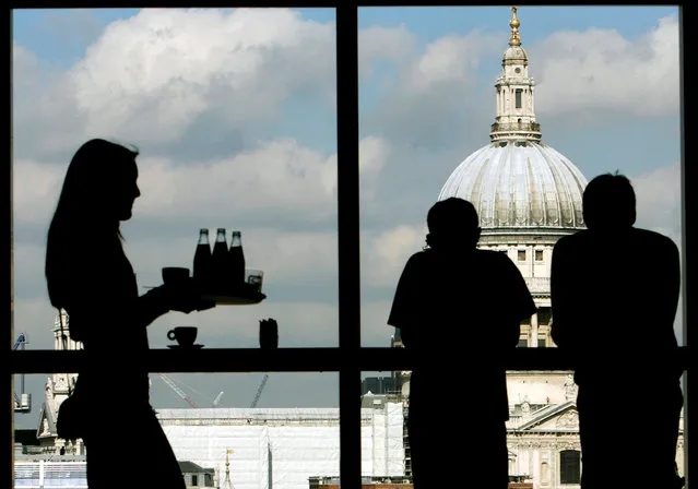 Visitors admire St.Paul's Cathedral from the restaurant floor of the Tate Modern gallery in London March 15, 2007. (Photo by Alessia Pierdomenico/Reuters)