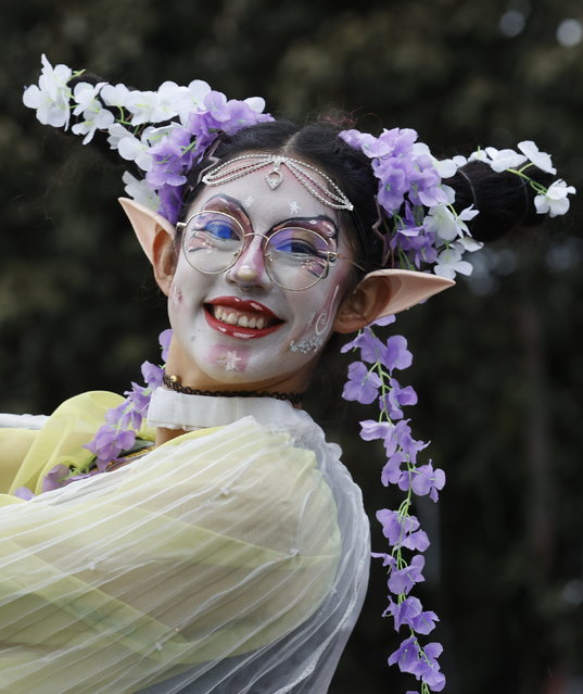 An artist participates in a Christmas parade during the commemoration of the dogma of the Immaculate Conception of the Virgin Mary, known in Colombia as “El Día de Velitas” (Little Candles' Day), in Bogota, Colombia, 07 December 2025. (Photo by Mauricio Duenas Castaneda/EPA)
