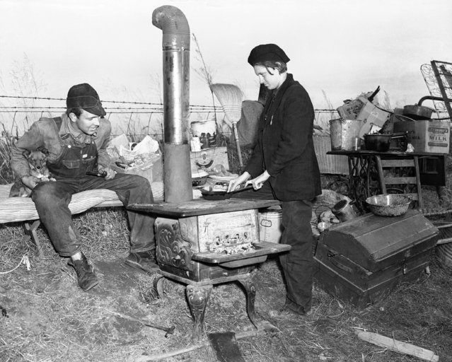 Sharecroppers preparing a simple meal on a kitchen stove on public highway near Sikeston, Missouri on January 10, 1939. Estimated by the state highway patrol to number 1,000, sharecroppers who reported they had been evicted from their homes encamped on public highways  to call attention to their plight. (Photo by AP Photo)