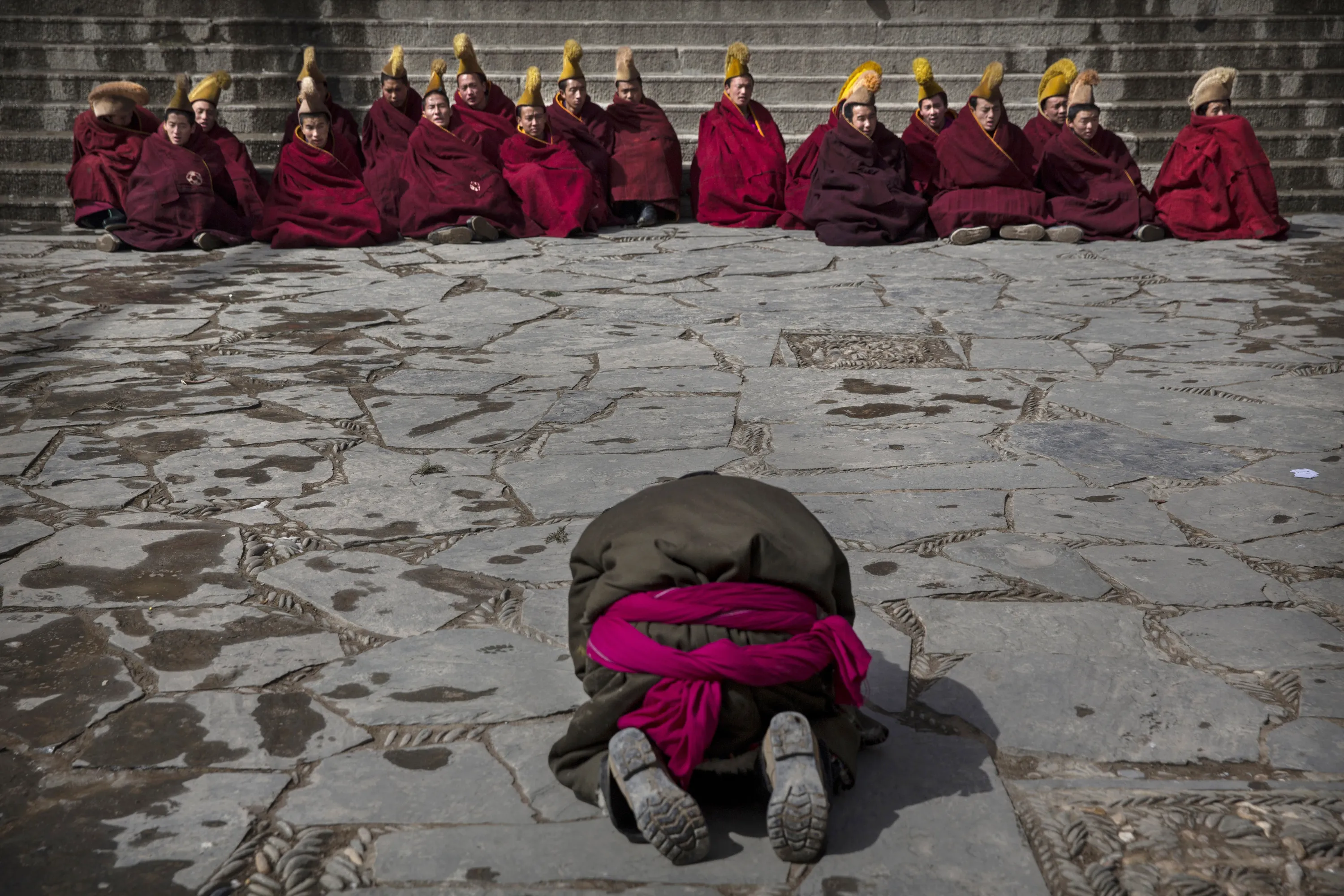 Включи тибетскую. Буддистский монах Тибет. Тибет монахи тибетский моление. Тибетские простирания. Буддисты Гэлуг.