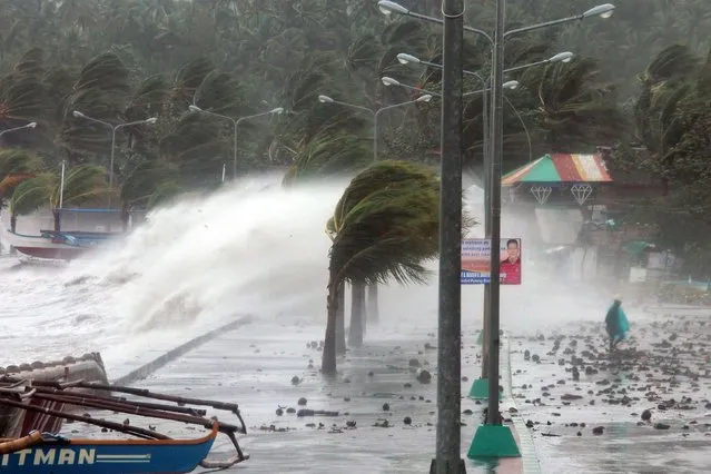 High waves triggered by powerful winds of  Supertyphoon “Yolanda” pound the sea wall of Legazpi City on Friday, November 8, 2013. (Photo by Charism Sayat/AFP Photo)