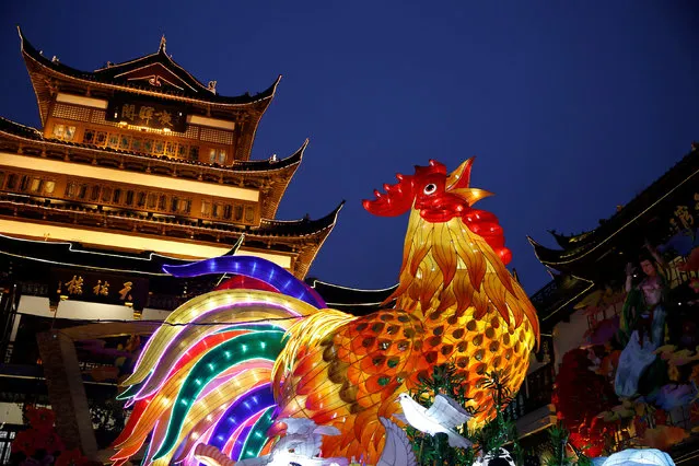 A giant lantern depicting a rooster is seen ahead of Spring Festival decorations at Yuyuan Garden, in Shanghai, China January 17, 2017. (Photo by Aly Song/Reuters)