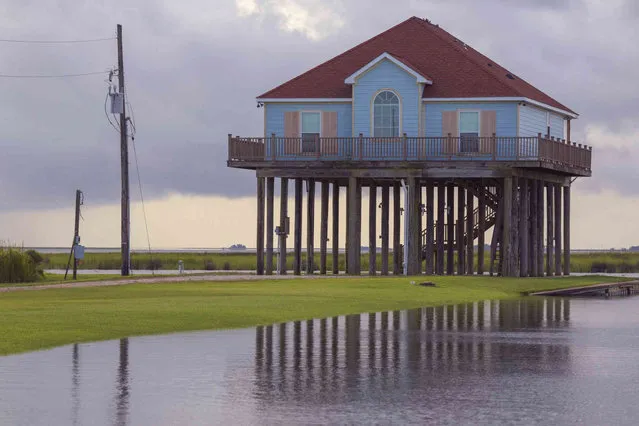 Water begins to rise and cover the land around a lake house by Lake St. Catherine before landfall of Hurricane Ida in New Orleans, Saturday, August 28, 2021. Lake Catherine is outside the levee protection system of New Orleans and has a mandatory evacuation order. (Photo by Matthew Hinton/AP Photo)