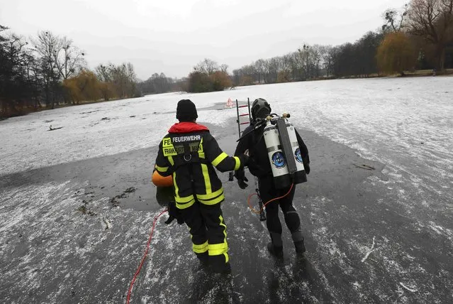 Members of Frankfurt's fire fighter water rescue brigade attend a rescue exercise on a frozen lake in Frankfurt, Germany, January 24, 2017. (Photo by Kai Pfaffenbach/Reuters)
