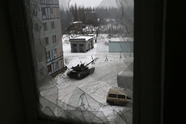 A tank from the Ukrainian Forces is stationed outside a building in the flashpoint eastern town of Avdiivka that sits just north of the pro- Russian rebels' de facto capital of Donetsk on Febraury 2, 2017 Ukraine' s president appealed for more global pressure against Russia as Moscow- backed rebels and government forces clashed around a frontline town in a surge of fighting that has claimed a reported 23 lives. (Photo by Alexey Filippov/AFP Photo)