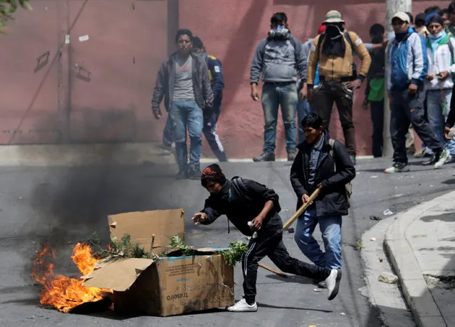 Coca growers from Yungas clash with riot policemen in La Paz, Bolivia February 21, 2017. (Photo by David Mercado/Reuters)