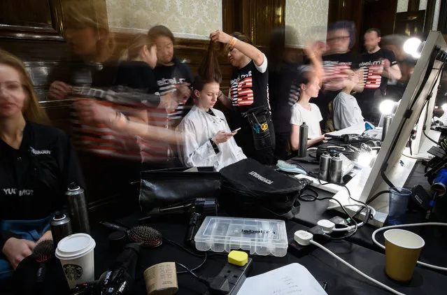 A team of hair stylists prepare models backstage during London Fashion Week on February 19, 2017 in London, England. (Photo by Leon Neal/Getty Images)