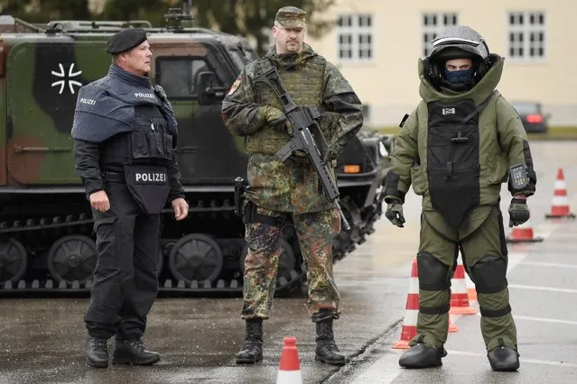 Members of the Bavarian police and the Bundeswehr, the German armed forces, demonstrate a dynamic operation as part of the GETEX anti-terror exercises during a media event on March 9, 2017 in Murnau, Germany. (Photo by Philipp Guelland/Getty Images)