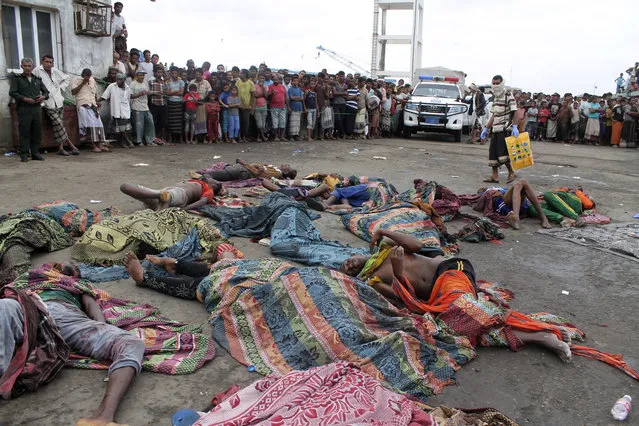 Bodies of Somali migrants, killed in attack by a helicopter while traveling in a boat off the coast of Yemen, lie on the ground at Hodeida, Yemen, Friday, March 17, 2017. A helicopter gunship attacked a boat packed with Somali migrants off the coast of Yemen overnight Thursday, killing at least 31 people, according to a U.N. agency, Yemeni officials and a survivor who witnessed the attack. (Photo by Abdel-Karim Muhammed/AP Photo)