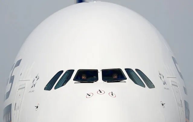 Pilots are seen in the cockpit as a Singapore Airlines' A380 fitted with newly launched cabin products arrives at Changi Airport in Singapore December 14, 2017. (Photo by Edgar Su/Reuters)