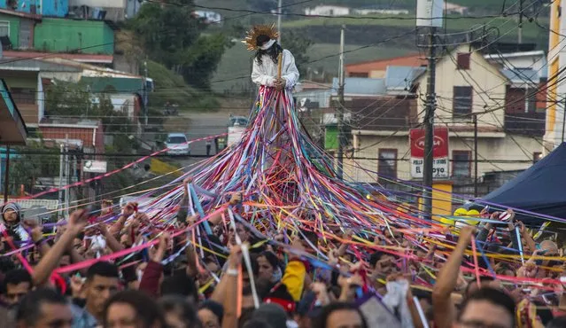 Catholics carry a statue of Jesus Nazareno, during a procession known as Jesus Nazareno of the tapes, during Holy Week in Cot of Cartago, 25 km east of San Jose, April 12, 2017. According to Jorge Masis, a priest at the church, people tie ribbons to the statue to symbolize promises they make to Jesus during Holy Week. (Photo by Ezequiel Becerra/AFP Photo)