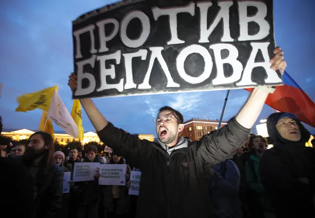 An activist holds a poster reading 'Against Beglov' during a meeting against the violations during governor and municipal elections in St.Petersburg, Russia, Tuesday, September 17, 2019. Alexander Beglov is newly elected St. Petersburg's governor pro-Kremlin candidate. (Photo by Dmitri Lovetsky/AP Photo)