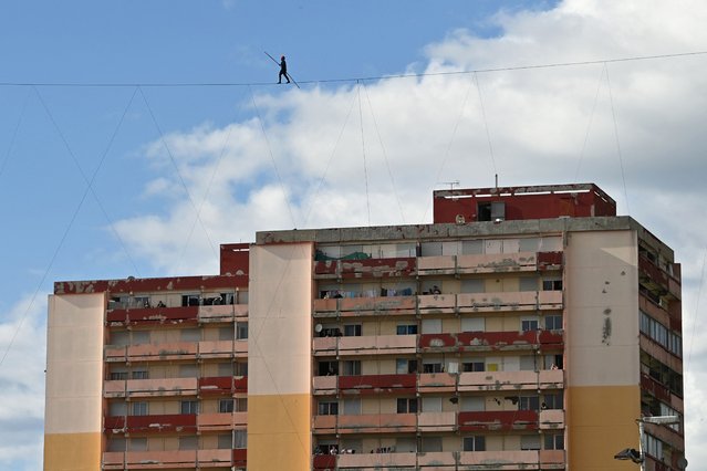 French tightrope walker Tatiana-Mosio Bongonga performs on a highline 45 meters high and 70 meters long line between two towers during a show called  “Lignes Ouvertes” (Open Lines) in the district La Paillade, in Montpellier, southern France on May 7, 2023. (Photo by Sylvain Thomas/AFP Photo)