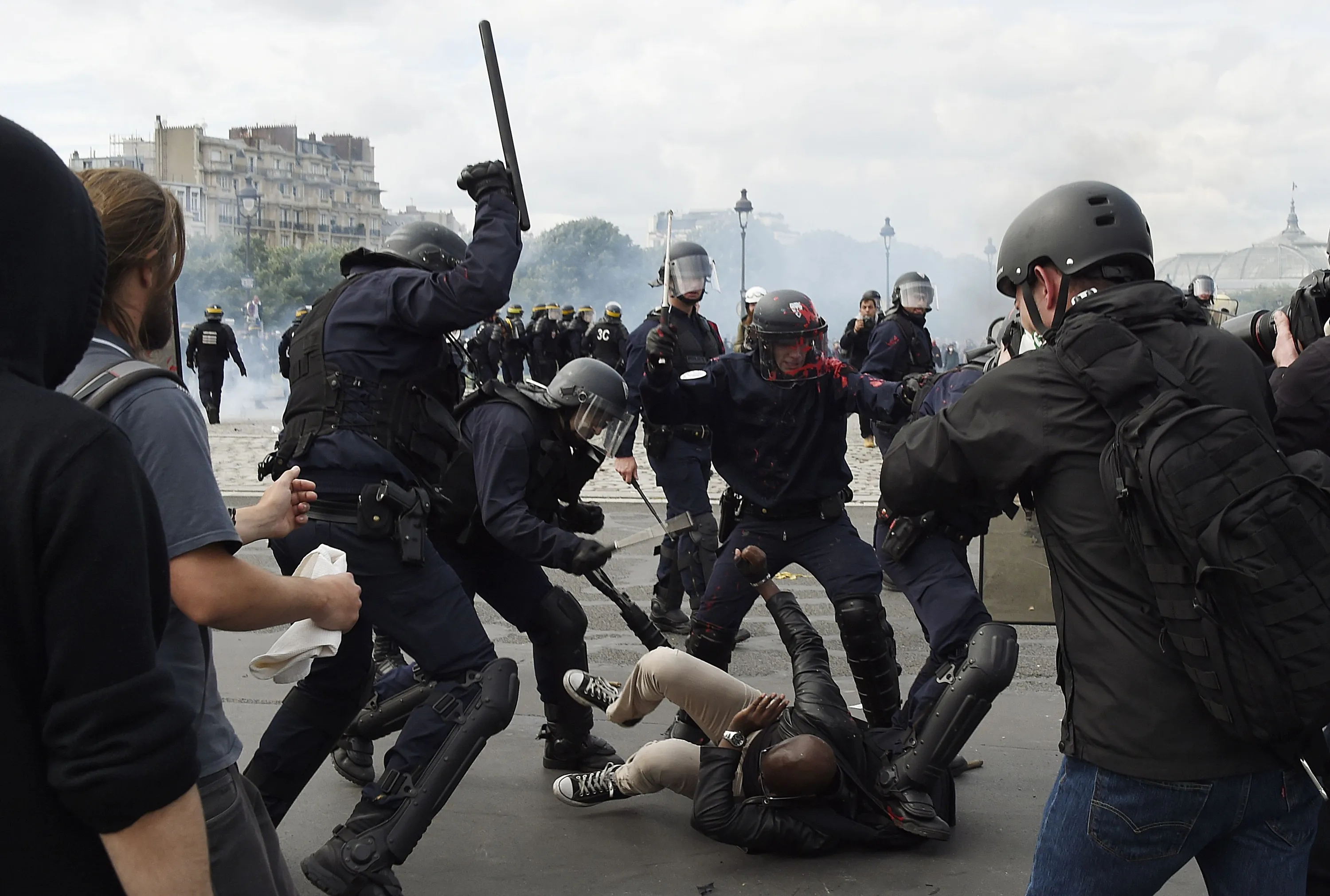 Около недели. Полиция против демонстрантов. Американская полиция против демонстрантов. Столкновения демонстрантов с полицейскими. Столкновения с полицией в России.