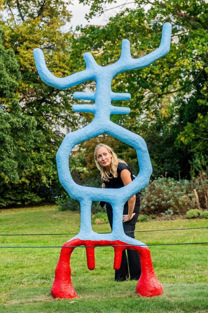 Mohamed Ahmed Ibrahim, “The Form”, 2024 on September 18, 2024. Visitors enjoy the sunny weather and get a first chance to look around Frieze Sculpture, one of the largest outdoor exhibitions in London, including work by international artists in Regent's Park and running from 18 September through to 27 October 2024. (Photo by Guy Bell/Alamy Live News)