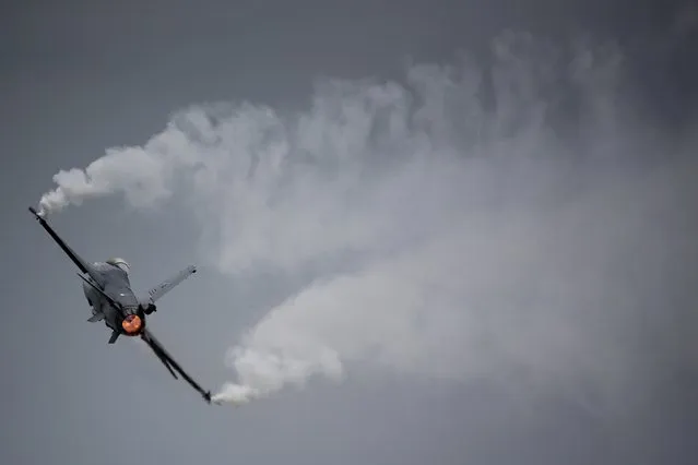 A General Dynamics F-16M Fighting Falcon of the Royal Netherlands Air Force performs during The Royal International Air Tattoo at the RAF in Fairford July 11, 2014. (Photo by Stefan Wermuth/Reuters)