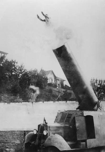 Hugo Zacchini of Turin, Italy, is shot from a specially built cannon invented by his brother, July 19, 1927. He landed in a net about 130 feet away. (Photo by AP Photo)