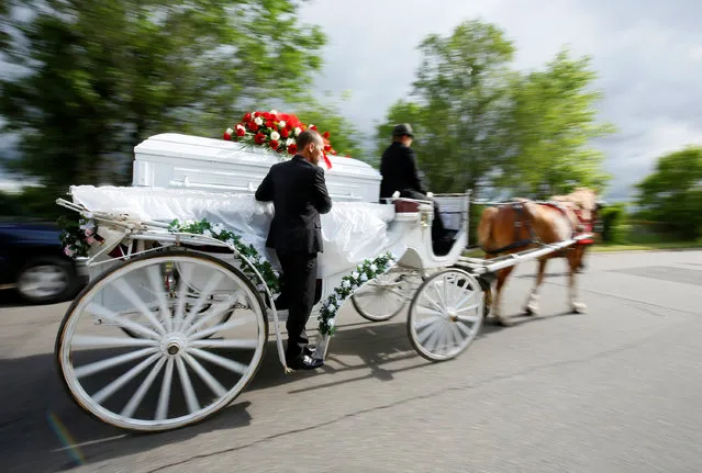 The funeral procession for Philando Castile travels from the Brooks funeral home to the St Paul Cathedral in St Paul, Minnesota, U.S. July 14, 2016. (Photo by Adam Bettcher/Reuters)