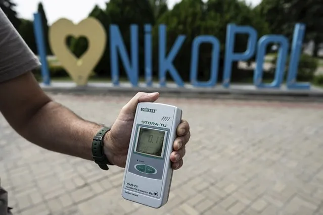 A Geiger counter shows increased radiation level in Nikopol, Ukraine, on Monday, August 22, 2022. (Photo by Evgeniy Maloletka/AP Photo)