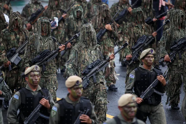 Salvadoran special forces soldiers march during the parade commemorating Independence Day  in San Salvador, El Salvador September 15, 2016. (Photo by Jose Cabezas/Reuters)