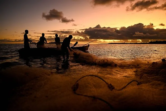  This picture taken on December 17, 2022 shows family members preparing to go fishing during sunset in the coastal town of Toguru, some 35 kilometres from Fiji’s capital city Suva. (Photo by Saeed Khan/AFP Photo)