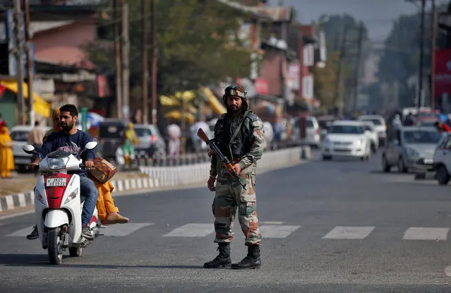 An Indian army soldier stands guard on a road on the outskirts of Srinagar, October 3, 2016. (Photo by Danish Ismail/Reuters)
