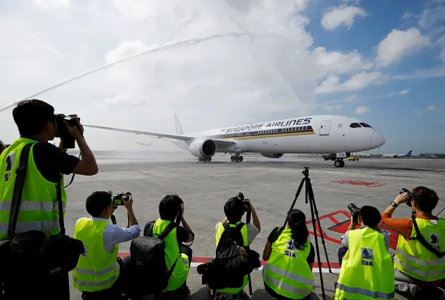 Singapore Airlines' first Boeing 787-10 Dreamliner arrives to a water salute at Singapore's Changi Airport March 28, 2018. (Photo by Edgar Su/Reuters)
