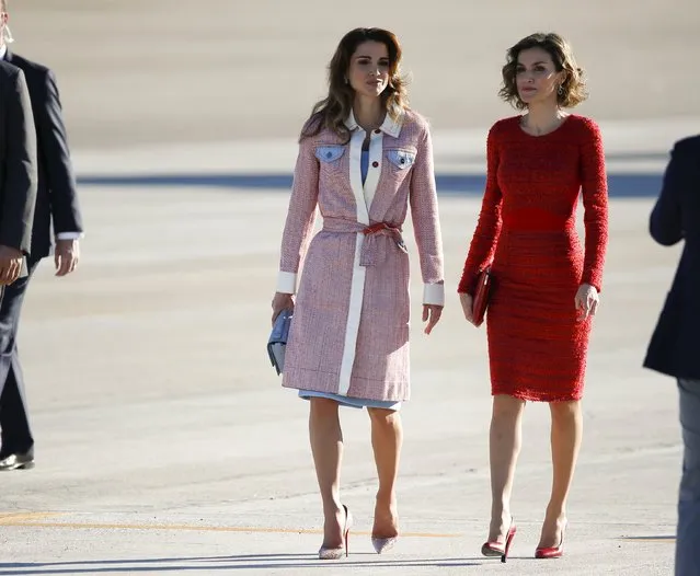Spain's Queen Letizia (R) walks with Jordan's Queen Rania during a welcoming ceremony at the start of a two-day official visit to Spain, in Madrid, Spain, November 19, 2015. (Photo by Sergio Perez/Reuters)