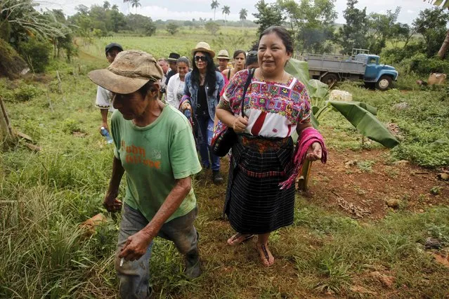 Mayan descendent Rosa Chuzco Velencia, 81, (L), and Mayan spiritual leader Juana Justa Yax Tale, from Guatemala, walk to a ceremony site to honor Mayan ancestors in Madruga, Cuba, December 8, 2015. (Photo by Reuters/Stringer)