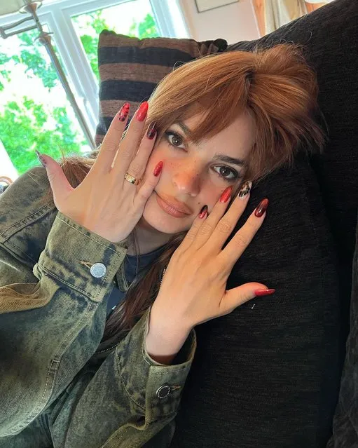 American model Emily Ratajkowski in the first decade of August 2023 shows off her “serpent” nails. (Photo by emrata/Instagram)