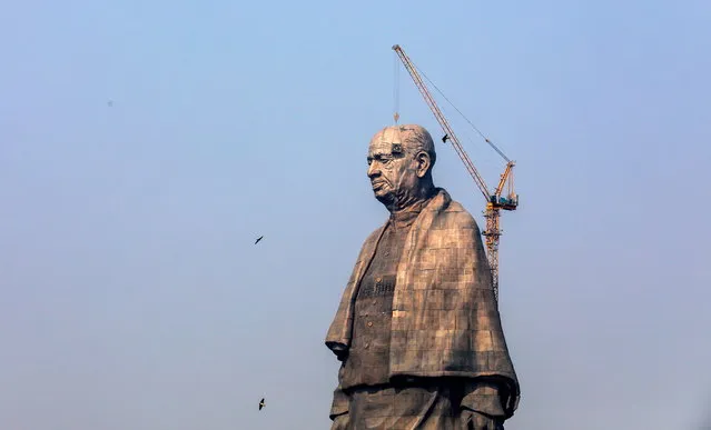 Indian workers at the construction site of the “Statue of Unity” portraying Sardar Vallabhbhai Patel, at Kevadia, some 200 kilometers from Ahmadabad, India, 18 October 2018. According to reports, the statue is slated to be the world's tallest statue with a height of 182 metres and is being built as the memorial to Indian freedom fighter Sardar Vallabhbhai Patel also known as “Iron Man of India”. Indian Prime Minister Narendra Modi is scheduled to inaugurate the statue on 31 October, birthday of Sardar Vallabhbhai Patel. (Photo by Divyakant Solanki/EPA/EFE)