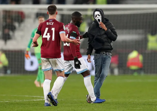 A West Ham fan runs onto the pitch and is stopped by West Ham United's Arthur Masuaku during the Carabao Cup Fourth Round match between West Ham United and Tottenham Hotspur at London Stadium on October 31, 2018 in London, England. (Photo by Matthew Childs/Reuters/Action Images)