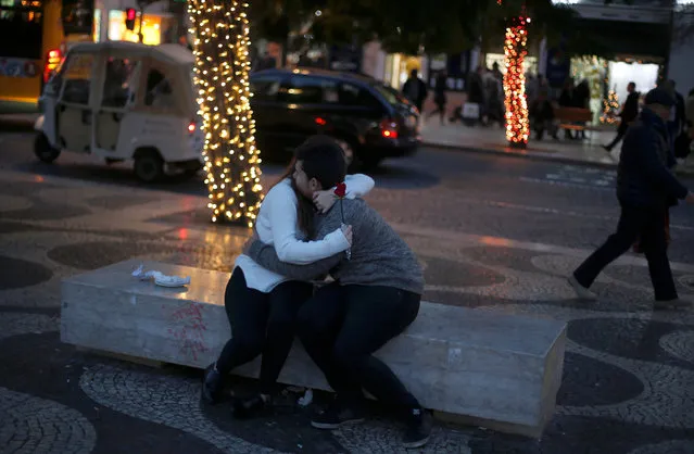 A couple is seen hugging at Rossio square in Lisbon, Portugal December 27, 2016. (Photo by Rafael Marchante/Reuters)