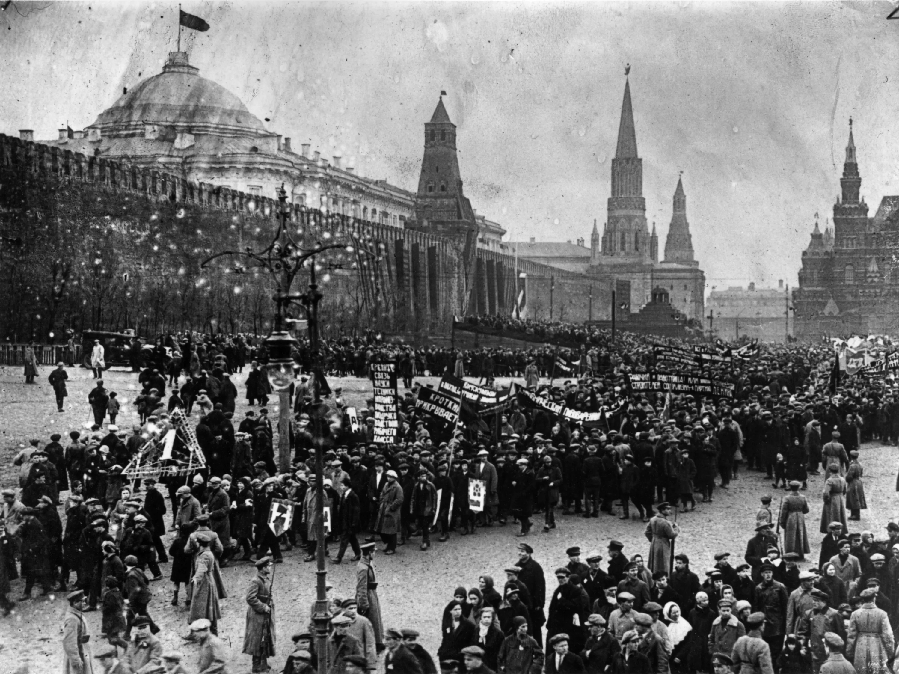 1933 год. Первое мая 1917 в России. Красная площадь в 1917 году. Первомайская демонстрация на красной площади в 1929. Демонстрация 1 мая 1918 года Москва.