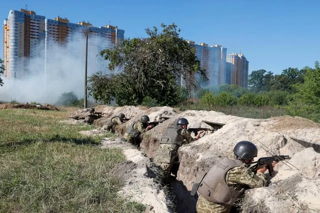 Reservists of the Ukrainian Territorial Defence Forces attend military exercises in Kyiv, Ukraine on August 9, 2021. (Photo by Gleb Garanich/Reuters)