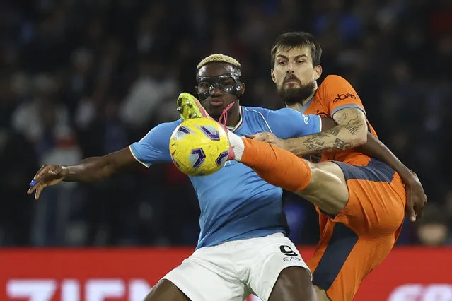 Napoli's Victor Osimhen, left, attempts to block Inter's Francesco Acerbi as Acerbi kicks the ball during a Serie A soccer match between Napoli and Inter at Stadio Diego Armando Maradona stadium, Naples, Italy, Sunday December 3, 2023. (Photo by Alessandro Garofalo/LaPresse via AP Photo)