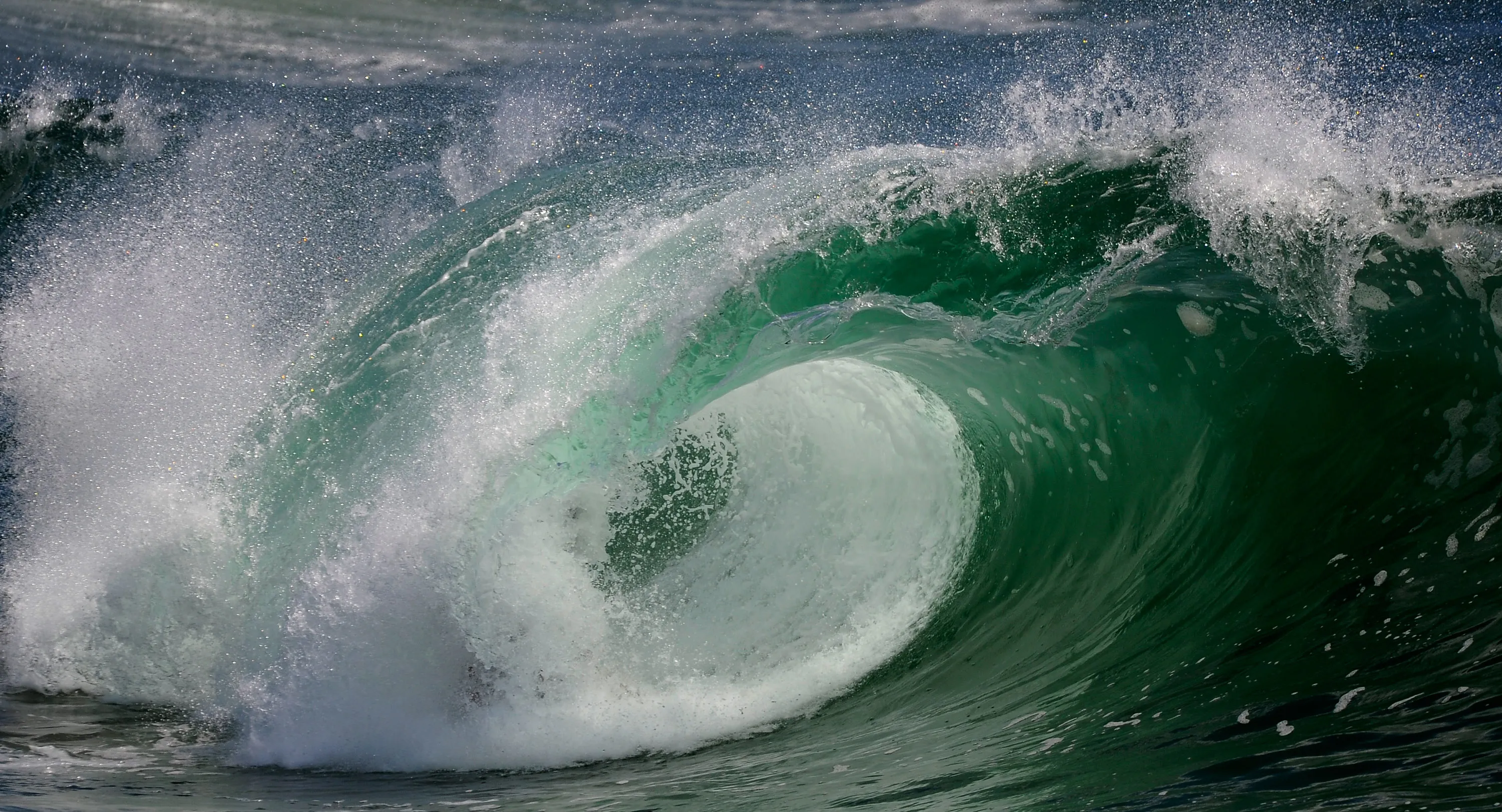 Волновой гребень. На гребне волны. На гребне волны фото. Зеленая волна. Гребешки волн.