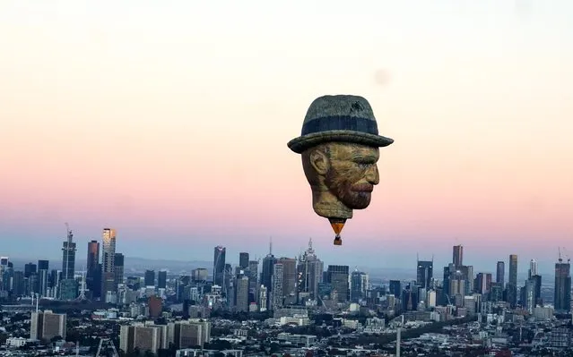 An incredible 27m tall hot air balloon, shaped like Dutch post-impressionist painter Vincent Van Gogh’s head, sores over the morning Melbourne skyline to promote the 2019 King Valley Balloon Festival starting this June, on May 23 2019. The reproduction of one of the artist's most famous works, Self-Portrait with Grey Felt Hat, has been turned into a 27m tall balloon. Printed from a high resolution image of the 1887 self-portrait, the balloon by Dutch company Bavaria BV reportedly cost around £220,350 to make. (Photo by Goldrush Ballooning/South West News Service)