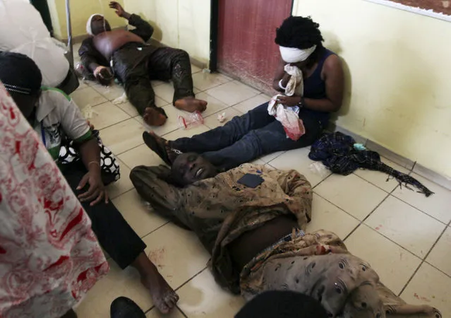 Victims await treatment after a bomb blast ripped through the United Nations offices in the Nigerian capital of Abuja August 26, 2011 killing 23 people. The blast ripped through the offices as a car rammed into the building, and witnesses said they had seen a number of dead bodies being carried from the site. (Photo by Afolabi Sotunde/Reuters)
