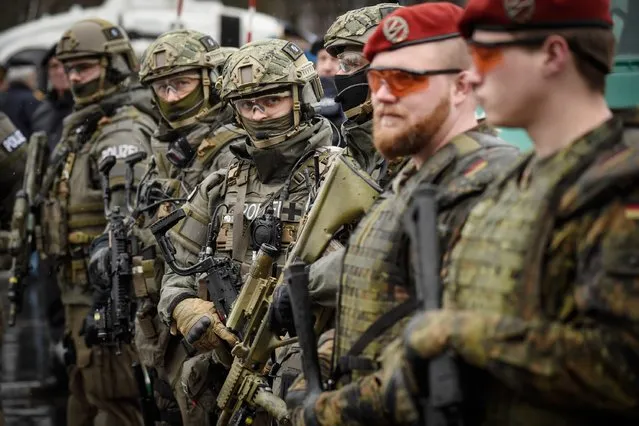 Members of the Bavarian police SWAT team (SEK Suedbayern, Spezialeinsatzkommando) and the Bundeswehr (R), the German armed forces, are seen during a demonstration as part of the GETEX anti-terror exercises during a media event on March 9, 2017 in Murnau, Germany. (Photo by Philipp Guelland/Getty Images)