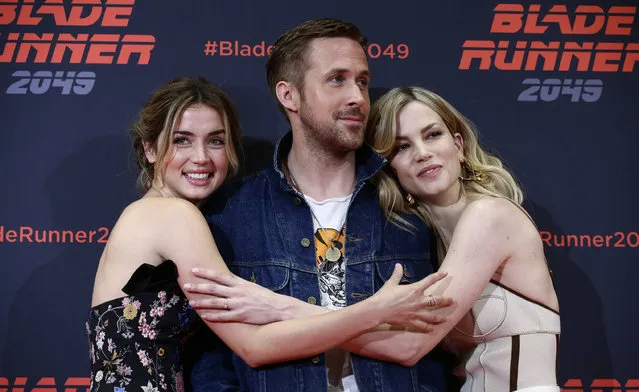 Actors Ana de Armas, left, Ryan Gosling, center, and Sylvia Hoeks pose to the media during a photocall to promote the film “Blade Runner 2049” in Barcelona, Spain, Monday, June 19, 2017. (Photo by Manu Fernandez/AP Photo)