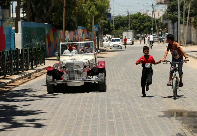 Palestinian Munir Shindi, 36, drives a replica of a 1927 Mercedes Gazelle that he built from scratch, on a street in Gaza City June 19, 2016. (Photo by Mohammed Salem/Reuters)