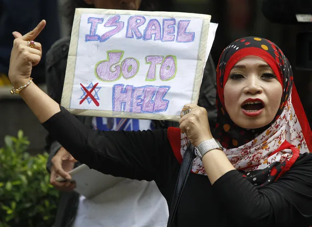 A demonstrator shouts slogans while holding a sign during an anti-Israel protest in front of the Israeli embassy in Bangkok July 15, 2014. (Photo by Chaiwat Subprasom/Reuters)