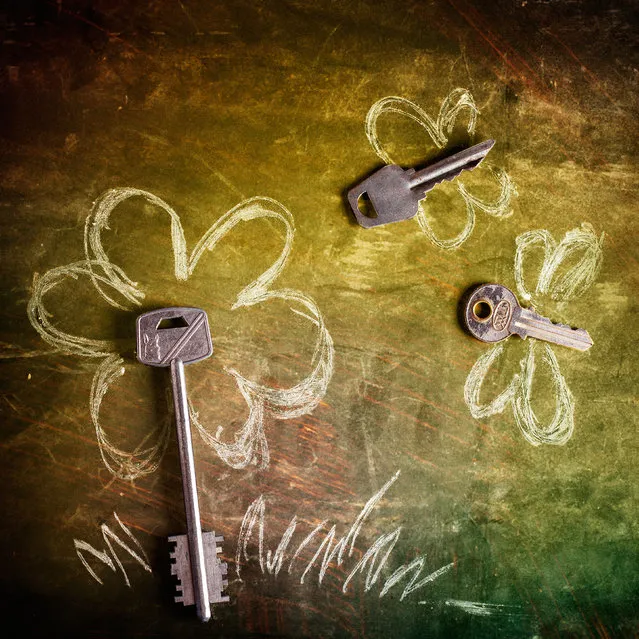A flower and butterflies made using chalk and keys. (Photo by Stanislav Aristov/Caters News)