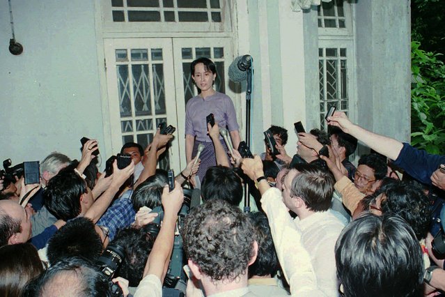 Burmese pro-democracy leader Aung San Suu Kyi is surrounded by reporters at her home on the first day of her release from house arrest in Rangoon on July 11, 1995. Myanmar court on Monday, Dec. 6, 2021, sentenced ousted leader Suu Kyi to 4 years for incitement and breaking virus restrictions, then later in the day state TV announced that the country's military leader reduced the sentence by two years. (Photo by Stuart Isett/AP Photo/File)