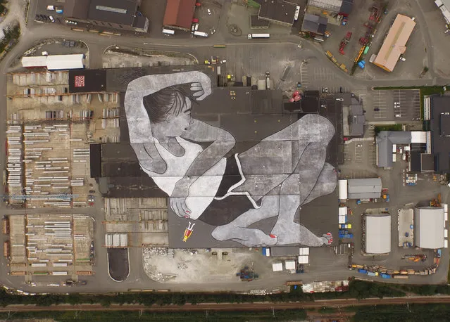 French artists Ella and Pitr have created one of the world’s largest murals for Norway’s NuArt street art festival in Klepp, Norway September 10, 2015. The artwork, named “Lilith and Olaf”, stands at 21,000 sq m. (Photo by Ella Pitr/REX Features/Shutterstock)